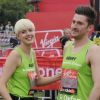 Agyness Dey et son ami, le designer Henry Holland lors du marathon de Londres le 17 avril 2011.