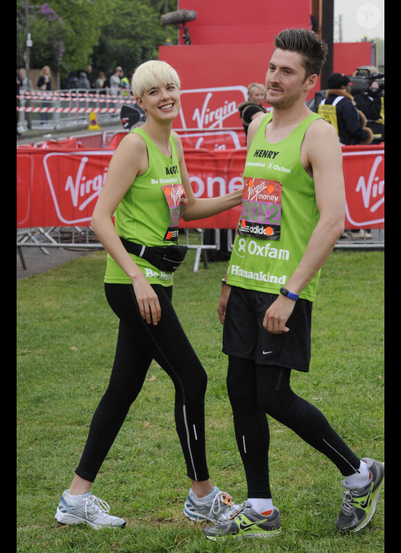 Agyness Dey et son ami, le designer Henry Holland lors du marathon de Londres le 17 avril 2011.