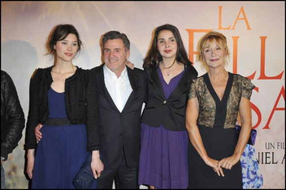 Astrid Berges-Frisbey, Daniel Auteuil, Emilie Cazenave et Marie-Anne Chazel lors de l'avant-première de La Fille du puisatier à Paris le 14 avril 2011
