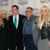 Le vrai et le faux : Lindsay Lohan et John Travolta pris en compagnie de leurs futurs personnages, John Gotti et Victoria Gotti, frères et soeurs, durant la conférence de presse du film Gotti : Three Generations, le 12 avril dernier