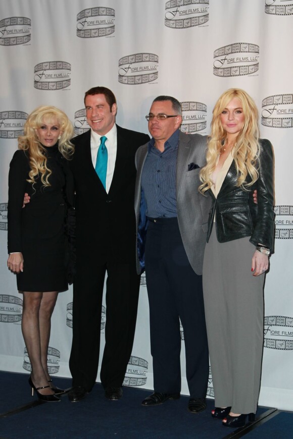 Le vrai et le faux : Lindsay Lohan et John Travolta pris en compagnie de leurs futurs personnages, John Gotti et Victoria Gotti, frères et soeurs, durant la conférence de presse du film Gotti : Three Generations, le 12 avril dernier