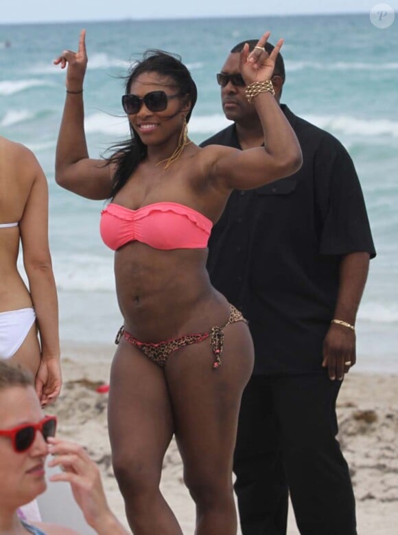 Décompléxée, Serena Williams montre ses rondeurs sur une plage aux Etats-Unis. Miami, 16 avril 2011