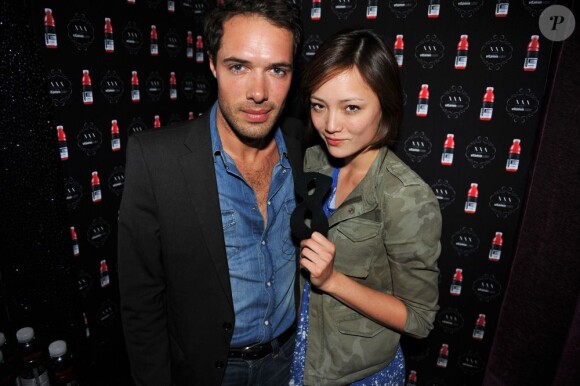 Nicolas Bedos et sa petite amie Pom Klementieff lors de la soirée Vitamin Water aux Chandelles pour le lancement de son nouveau parfum XXX-3 baies le mardi 19 avril 2011