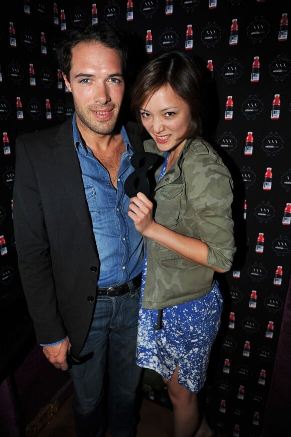 Nicolas Bedos et sa petite amie Pom Klementieff lors de la soirée Vitamin Water aux Chandelles pour le lancement de son nouveau parfum XXX-3 baies le mardi 19 avril 2011