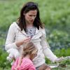 Jennifer Garner cueille des légumes à la ferme avec ses filles Violet et Seraphina, à Moorpark. Avril 2011
