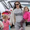 Jennifer Garner cueille des légumes à la ferme avec ses filles Violet et Seraphina, à Moorpark. Avril 2011