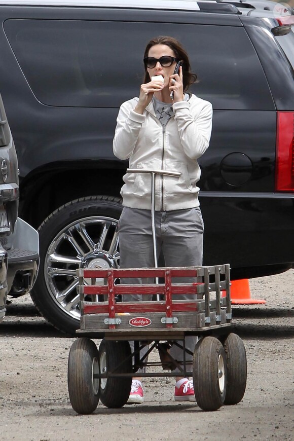 Jennifer Garner fait une petite pause durant sa cueillette. Avril 2011