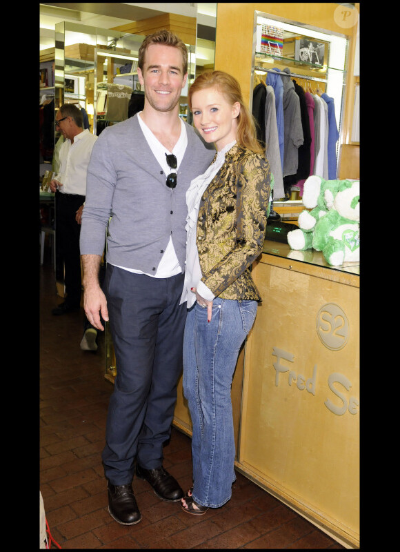 L'acteur James Van Der Beek et sa compagne Kimberly Brooks, au magasin Fred Segal à l'occasion de la 1ère Greenzy, samedi 23 avril à Los Angeles.