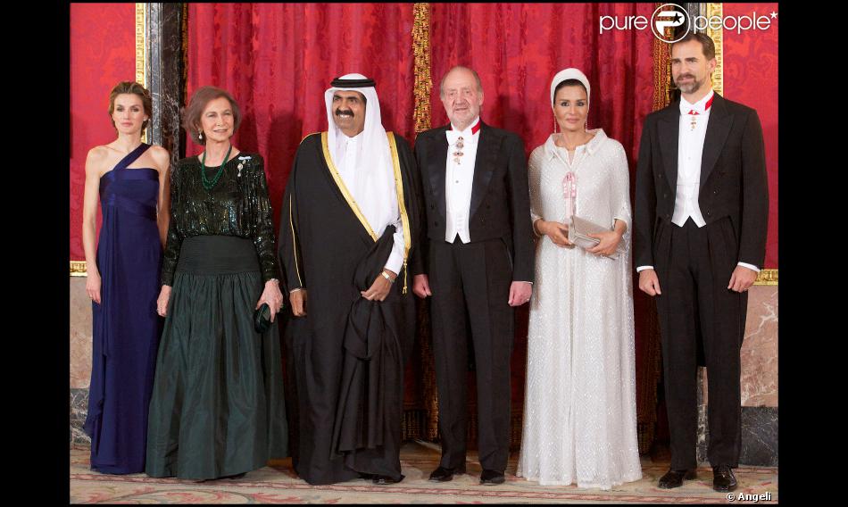 la famille royale d espagne est reunie pour accueillir l emir du qatar hamad bin khalifa al thani et son epouse sheikha mozah bint nasser madrid 25 avril 2011 purepeople