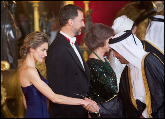 La belle Letizia d'Espagne salue les invités du gala. Madrid, 25 avril 2011