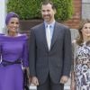 Très élégante, l'épouse du Sheikh du Qatar est reçue par Letizia d'Espagne et le prince Felipe. Madrid, 25 avril 2011