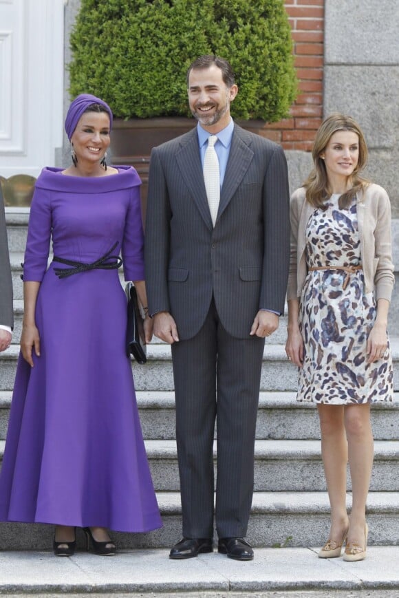 Très élégante, l'épouse du Sheikh du Qatar est reçue par Letizia d'Espagne et le prince Felipe. Madrid, 25 avril 2011