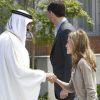 Letizia d'Espagne salue comme une princesse le Sheikh du Qatar en visite en Espagne. Madrid, 25 avril 2011