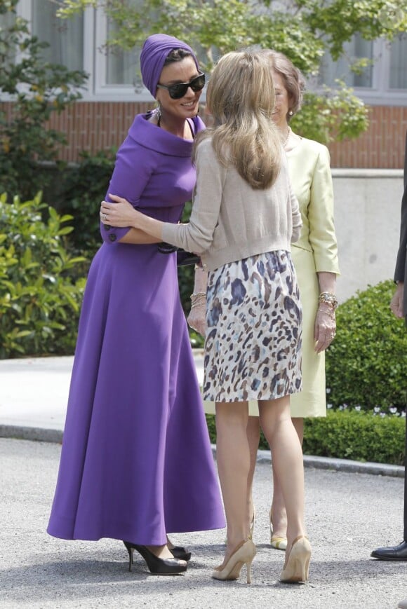 Letizia d'Espagne et l'épouse du Sheikh du Qatar sont toutes deux toujours magnifiquement vêtues. Madrid, 25 avril 2011