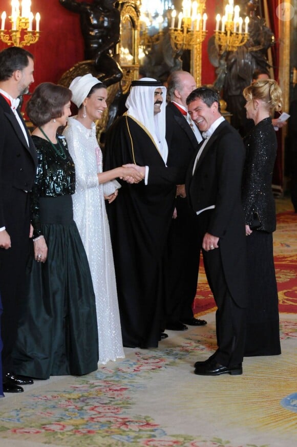 L'épouse du sheikh Mozah Bint Nasse salue Antonio Banderas. Madrid, 25 avril 2011