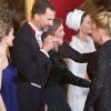 Le prince Felipe salue la belle Mélanie Griffith. Madrid, 25 avril 2011
