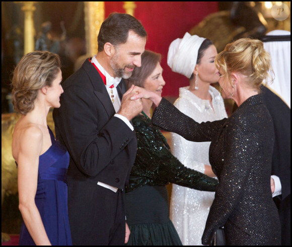 Le prince Felipe salue la belle Mélanie Griffith. Madrid, 25 avril 2011