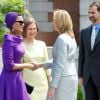 La princesse Cristina d'Espagne salue la femme du Sheikh du Qatar. Madrid, 25 avril 2011