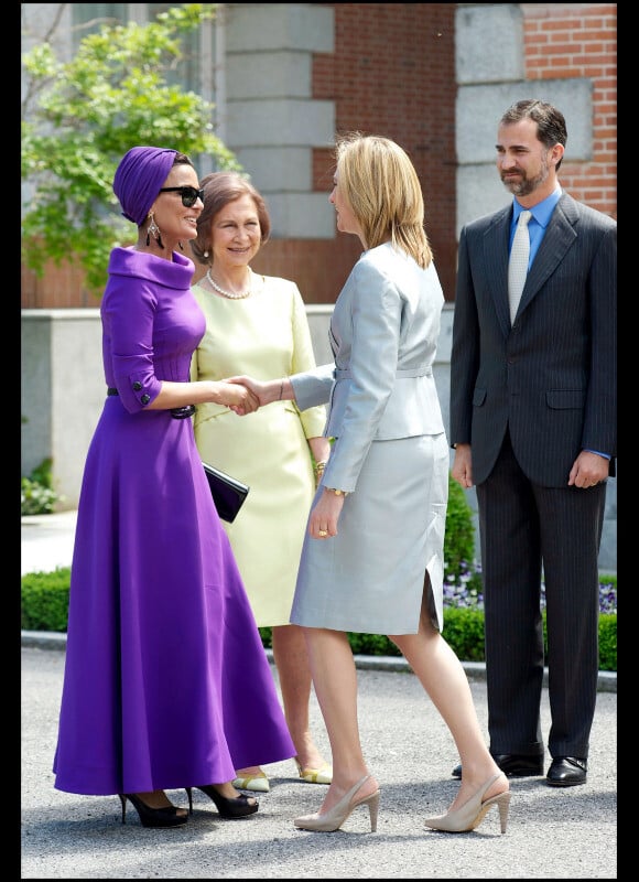 La princesse Cristina d'Espagne salue la femme du Sheikh du Qatar. Madrid, 25 avril 2011