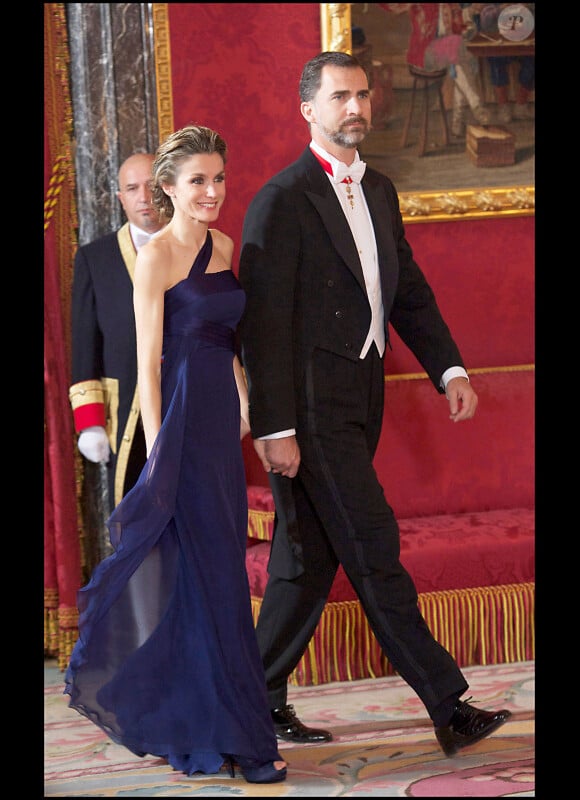 Letizia d'Espagne et le prince Felipe arrivent à la soirée de gala. Madrid, 25 avril 2011