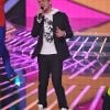 Pourtant bien en-deçà de la moyenne, l'Anglais Matthew Ramond-Barker a eu les suffrages du public lors du prime X Factor du 26 avril 2011. Il continue...