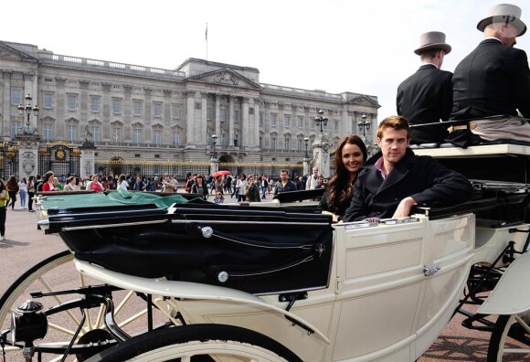 Mercredi 26 avril 2011, à deux jours du mariage royal, Camilla Luddington et Nico Evers-Swindell, les "Kate et William" du téléfilm américain de Lifetime, continuent leur petit bonhomme de promo à Londres pour leur DVD...
