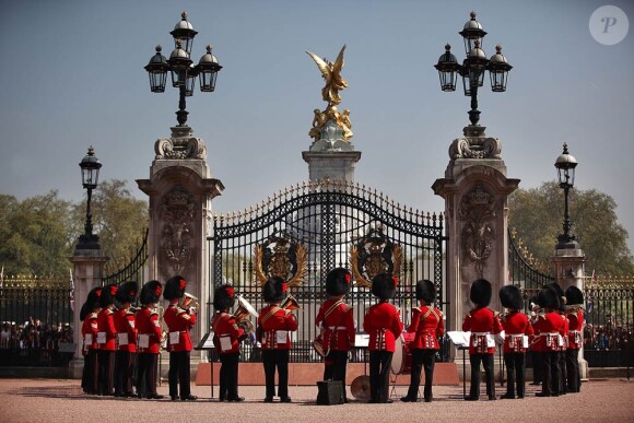 Mercredi 26 avril 2011, à deux jours du mariage royal, Londres est en effervescence. Des gens campent devant Westminster, les derniers préparatifs se mettent en place, et les couples de sosies du concours EasyJet ont débarqué !