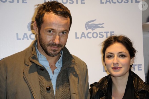 Julien Boisselier et une amie lors de la soirée d'ouverture du flagship Lacoste sur les Champs-Elysées à Paris le 28 avril 2011