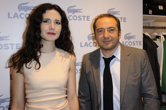 Chloé Lambert et Patrick Timsit lors de la soirée d'ouverture du flagship Lacoste sur les Champs-Elysées à Paris le 28 avril 2011