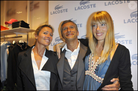 Anne-Sophie Lapix et Mélanie page entourent Nagui lors de la soirée d'ouverture de la boutique Lacoste 95 avenue des Champs Elysées à Paris, le 28 avril 2011
