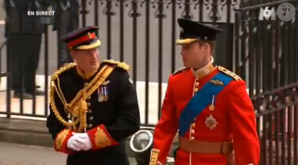 Prince William arrive avec son frère et témoin le Prince Harry à l'Abbaye de Westminster pour son mariage, le 29 avril 2011