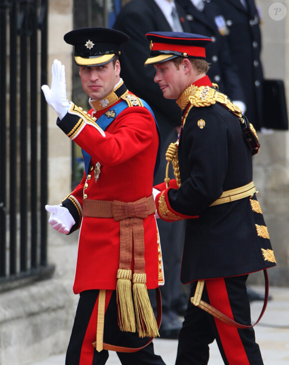 Les Princes Harry et William lors de leur arrivée à l'Abbaye de Westminster à l'occasion du mariage de Kate Middleton et du Prince William, le 29 avril 2011