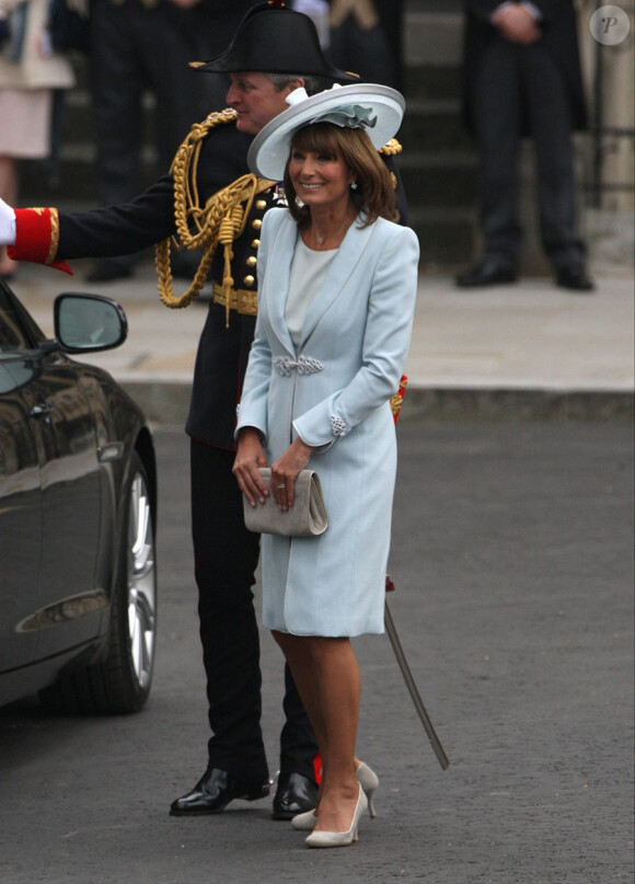 Carole Middleton lors de son arrivée à l'Abbaye de Westminster à l'occasion du mariage de sa fille Kate avec le Prince William, le 29 avril 2011