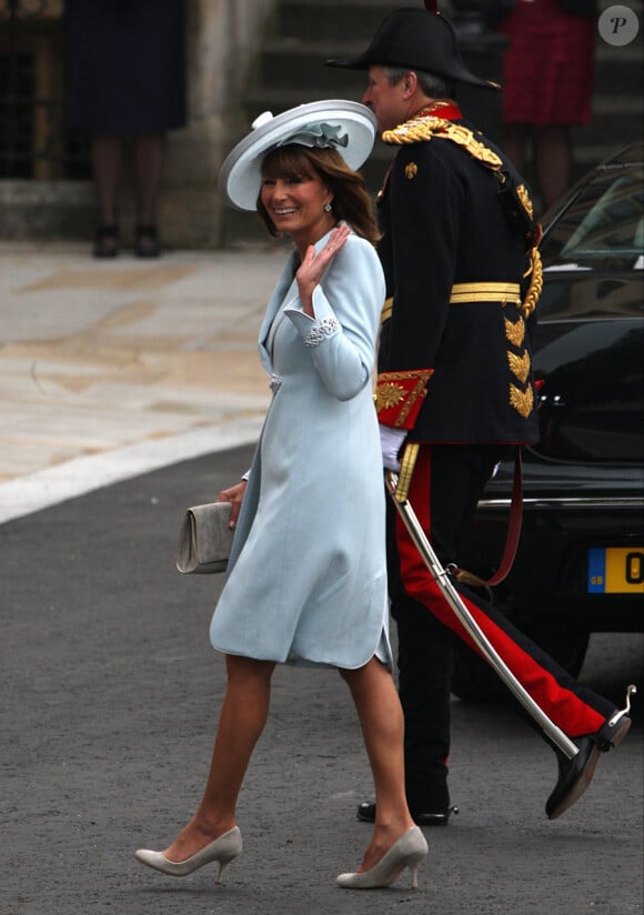 Carole Middleton lors de son arrivée à l'Abbaye de Westminster à l'occasion du mariage de sa fille Kate avec le Prince William, le 29 avril 2011