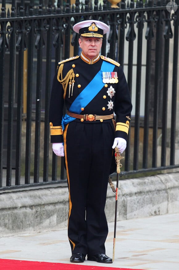 Le prince Andrew devant l'Abbaye de Westminster à l'occasion du mariage de Kate Middleton et de son neveu le Prince William, le 29 avril 2011