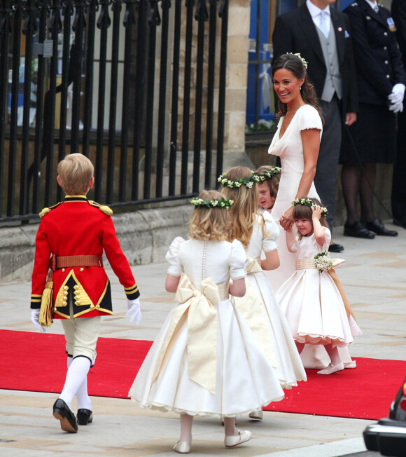 Pippa Middleton et les enfants d'honneur arrivant à l'Abbaye de Westminster pour assister au mariage de Kate Middleton avec le Prince William, le 29 avril 2011