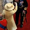 Le Prince Charles fait le baise-main à sa mère la Reine Elizabeth en arrivant à l'Abbaye de Westminster pour assister au mariage de Kate Middleton avec le Prince William, le 29 avril 2011