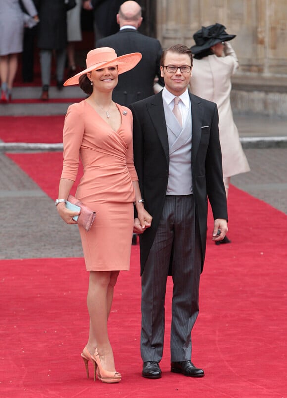 Victoria de Suède et son époux Daniel Westling arrivant à l'Abbaye de Westminster pour assister au mariage de Kate Middleton avec le Prince William, le 29 avril 2011