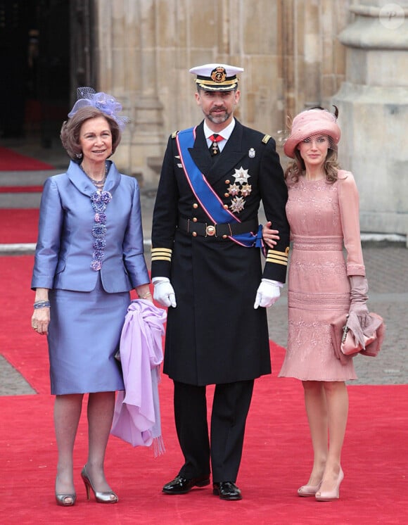 La Reine Sofia avec le Prince Felipe et la princesse Letizia d'Espagne devant l'Abbaye de Westminster à l'occasion du mariage de Kate Middleton avec le Prince Charles, le 29 avril 2011