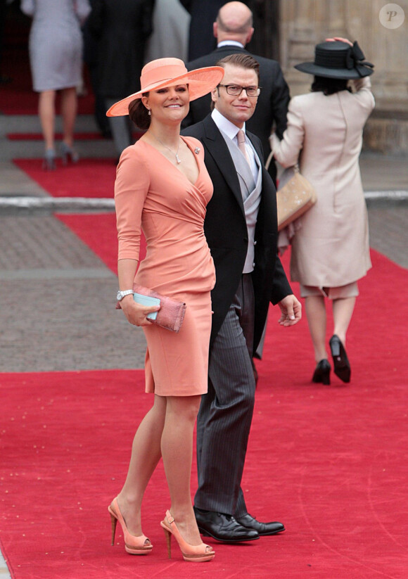 Victoria de Suède avec son mari Daniel Westling devant l'Abbaye de Westminster à l'occasion du mariage de Kate Middleton avec le Prince Charles, le 29 avril 2011