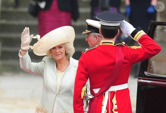 Les 1 900 convives invités à assister au mariage du prince William et de Catherine Middleton le 29 avril 2011 ont pris place à Westminster dans les premières heures de la matinée. Le prince Charles et Camilla Parker Bowles ont été accueillis avec ferveur.