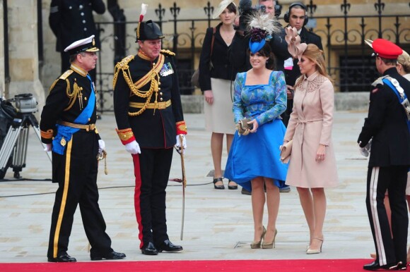 Les 1 900 convives invités à assister au mariage du prince William et de Catherine Middleton le 29 avril 2011 ont pris place à Westminster dans les premières heures de la matinée. Le duc Andrew d'York est arrivé avec ses filles les princesses Beatrice et Eugenie.