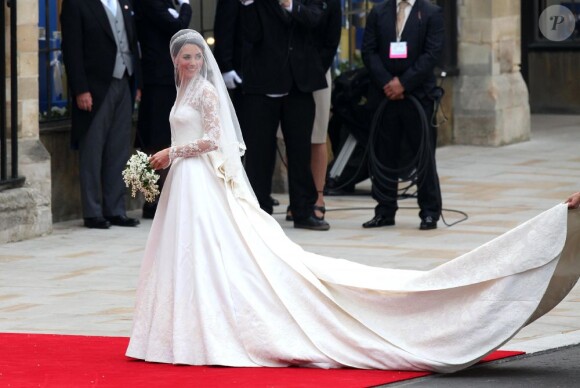 Kate Middleton arbore une magnifique robe créée par Sarah Burton de la maison Alexander McQueen. Londres, 29 avril 2011