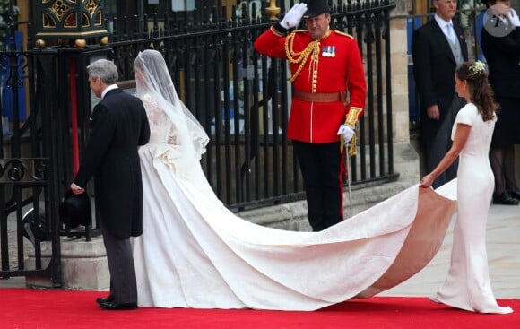 Kate Middleton arrive à l'Abbaye aux bras de son père.  Londres, 29 avril 2011