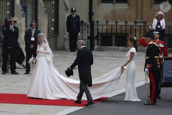 Kate Middleton est accompagnée de son père Michael et de sa soeur Pipa. Londres, 29 avril 2011