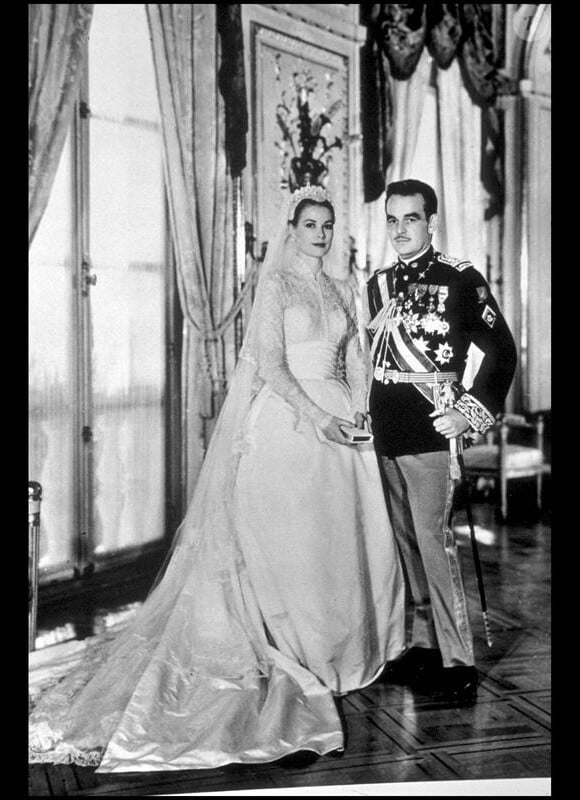 Kate Middleton et Sarah Burton de la maison Alexander McQueen se sont beaucoup inspirées de la robe de Grace Kelly. Monaco, 20 avril 1956