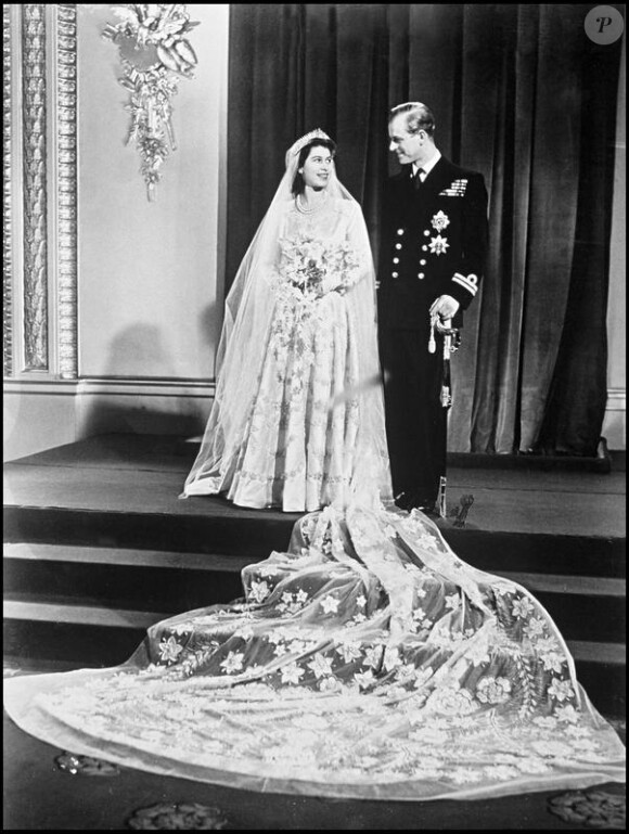 Kate Middleton a reproduit l'idée des motifs floraux de la robe d'Elizabeth II. Londres, 10 août 1947