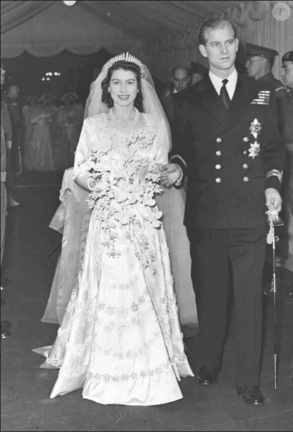 La reine Elizabeth II est radieuse aux bras de son prince Philipe. Londres, 10 août 1947