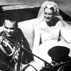 Grace Kelly et le prince Rainier de Monaco salluent les monégasques. Monaco, 18 avril 1956