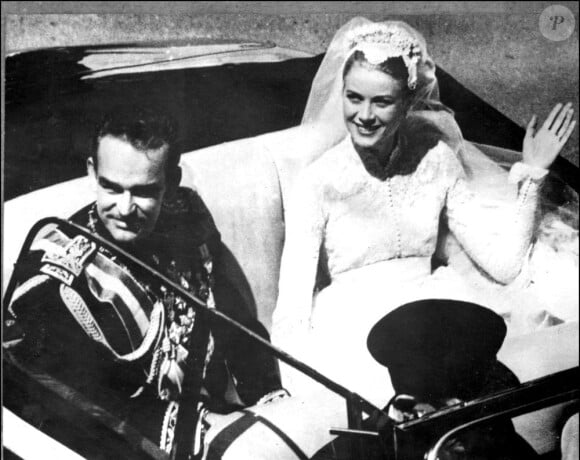 Grace Kelly et le prince Rainier de Monaco salluent les monégasques. Monaco, 18 avril 1956